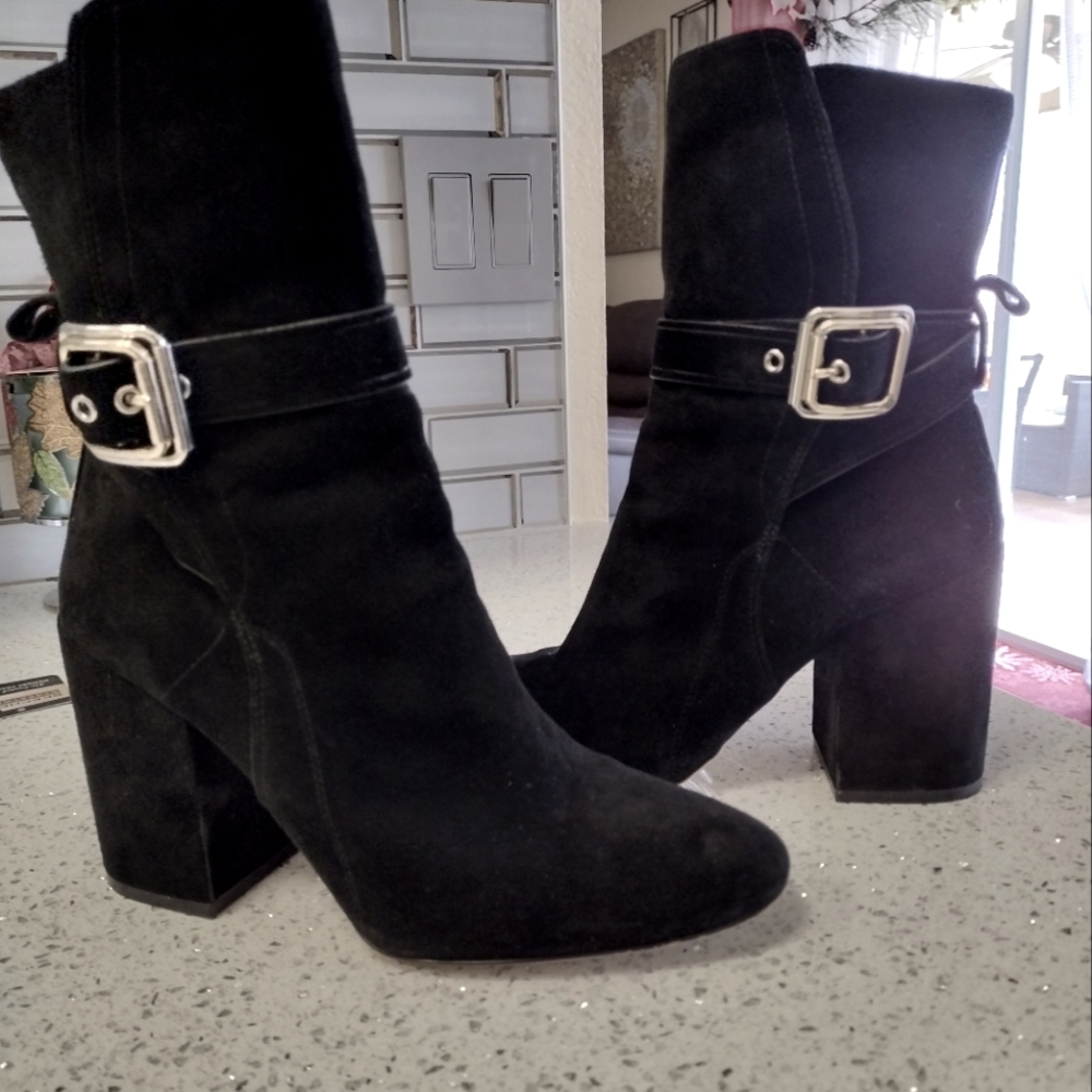 Vince Camuto black suede 71/2 m, slightly used